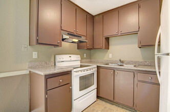 Wind Creek Apartments in Sacramento, CA - Building Photo - Building Photo