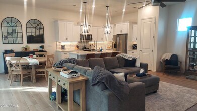 290 E Markwood Dr in Chandler, AZ - Building Photo - Building Photo