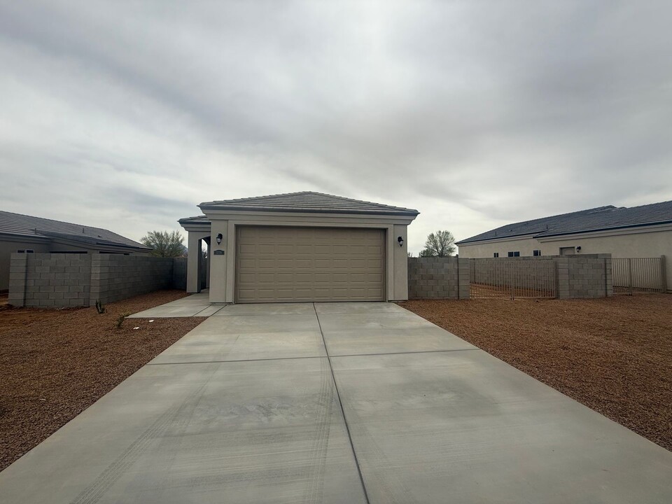 3270 E Farm Crst Ave in Kingman, AZ - Building Photo
