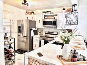 2811 Somerset Dr in Lauderdale Lakes, FL - Building Photo - Building Photo