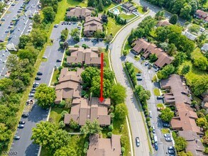 318 Willowbrook Dr in North Brunswick, NJ - Building Photo - Building Photo