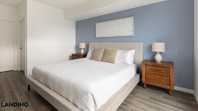 1055 N Anchor Way in Portland, OR - Building Photo - Building Photo