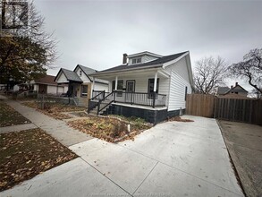 1092 Highland Ave in Windsor, ON - Building Photo - Building Photo