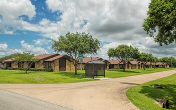 1749 E Henderson Rd in Angleton, TX - Building Photo - Building Photo