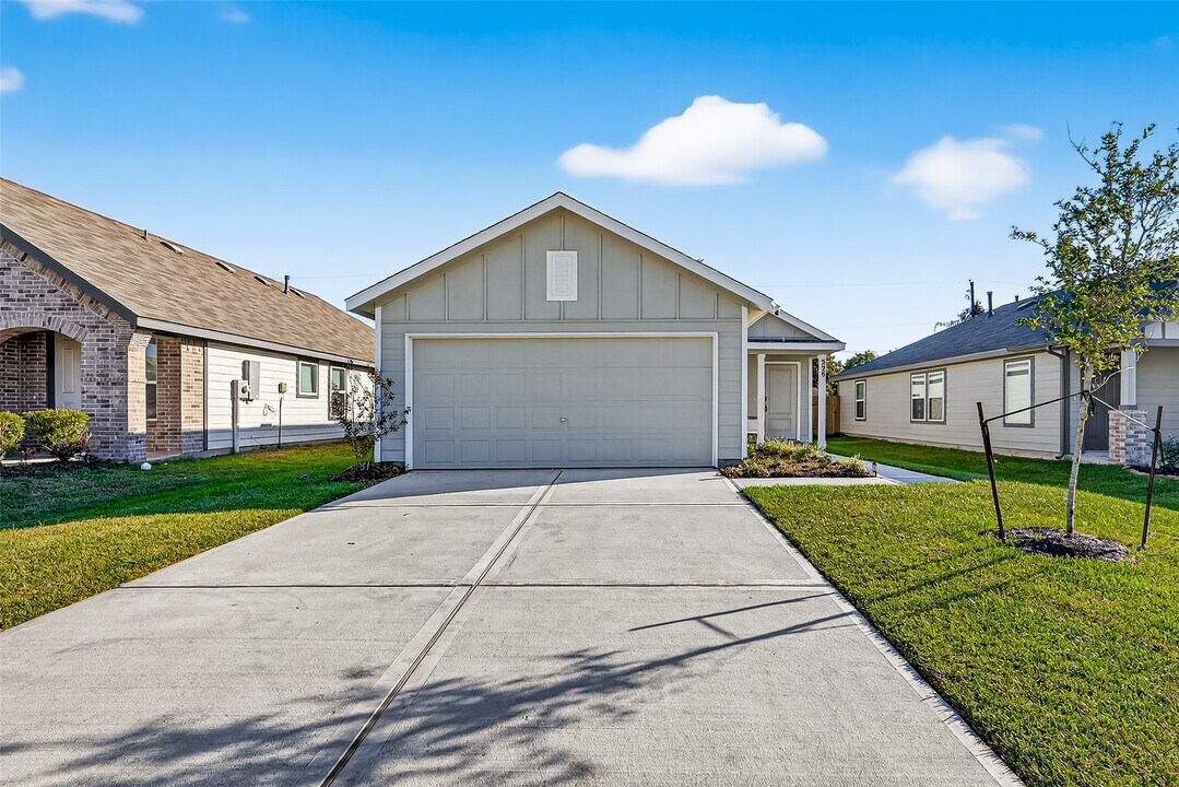 228 Laura Leigh Ln in Angleton, TX - Building Photo