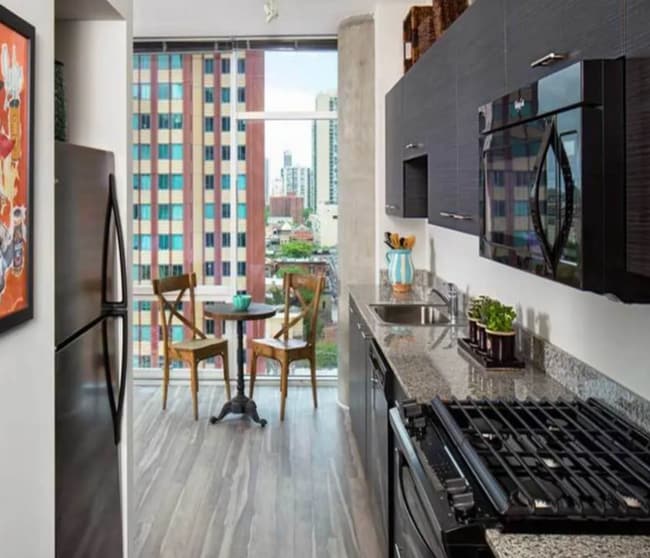110 W Superior St in Chicago, IL - Building Photo - Building Photo