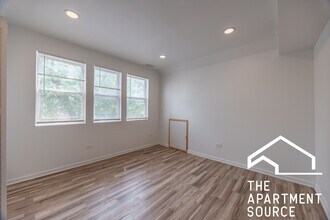 3140 N Kimball Ave, Unit 2 in Chicago, IL - Building Photo - Building Photo