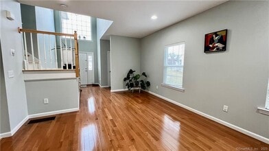 6 Schoolhouse Landing in East Granby, CT - Building Photo - Building Photo