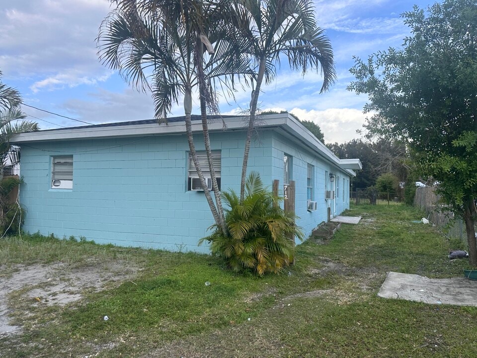 712 N 20th St in Fort Pierce, FL - Building Photo