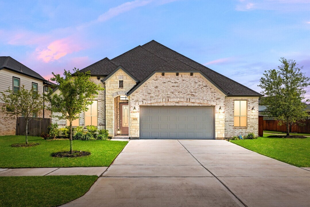 3323 Majestic Pne Ln in Rosenberg, TX - Building Photo