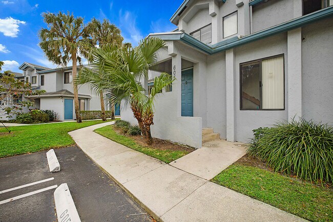 605 Harbour Pointe Way in Greenacres, FL - Foto de edificio - Building Photo