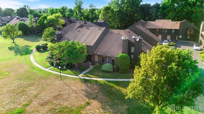 542 Westgate Dr in Edison, NJ - Foto de edificio - Building Photo