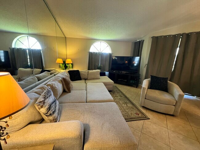 5258 Europa Dr in Boynton Beach, FL - Building Photo - Building Photo