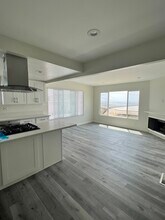 323 24th St, Unit 2 block walks to beach in Manhattan Beach, CA - Foto de edificio - Building Photo
