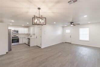 566 Parkhill Cir in Newcastle, OK - Building Photo - Building Photo