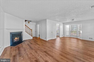 194 Darwin Ln in North Brunswick, NJ - Foto de edificio - Building Photo