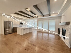 1833 NE Ravenwood Dr in Lee's Summit, MO - Building Photo - Building Photo
