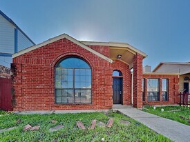 10619 Woodleaf Dr in Dallas, TX - Building Photo