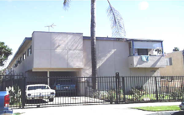 14739 Delano St in Van Nuys, CA - Building Photo