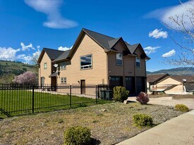 130 Ridge Dr in La Grande, OR - Building Photo