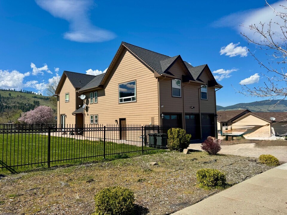 130 Ridge Dr in La Grande, OR - Building Photo