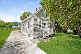 704 E Gift Ave in Peoria, IL - Building Photo