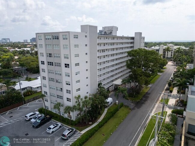 2555 NE 11th St in Fort Lauderdale, FL - Foto de edificio - Building Photo