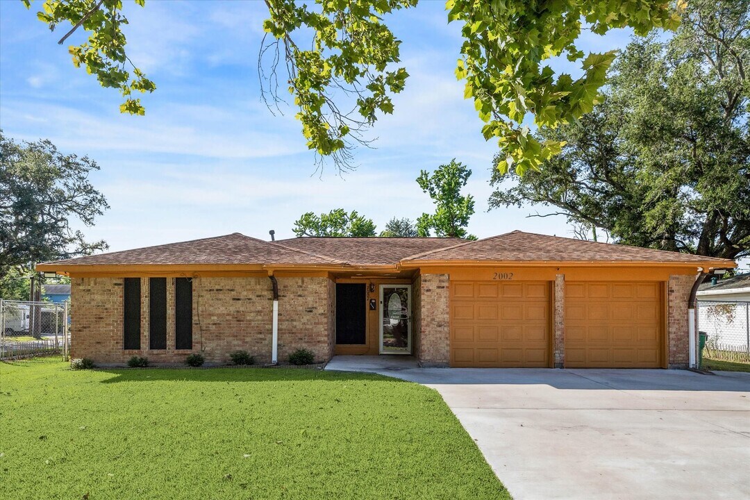 2002 Florida St in Baytown, TX - Building Photo