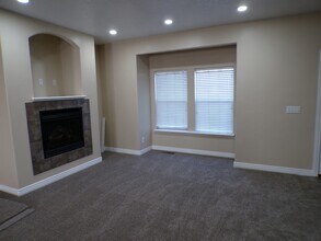 2041 W Crescent Row in Mapleton, UT - Building Photo - Building Photo