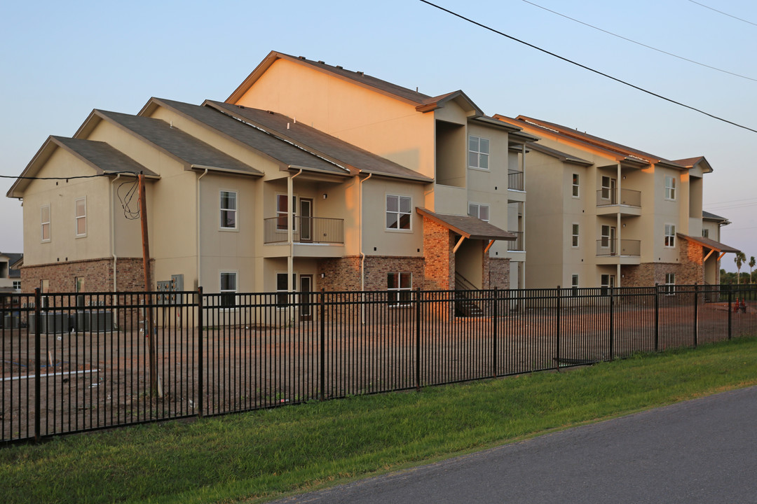 Henderson1575 Apartment Homes in Los Fresnos, TX - Foto de edificio