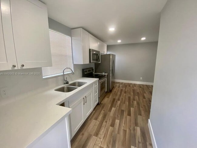 345 NE 168th St in North Miami Beach, FL - Building Photo - Building Photo