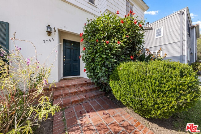 2565 Canyon Dr in Los Angeles, CA - Building Photo - Building Photo