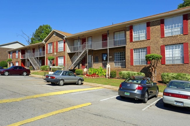 Chateau Glen Oaks Apartments