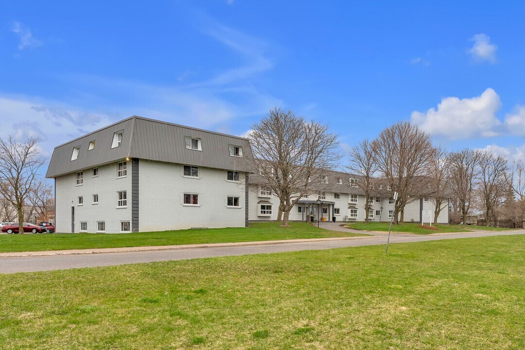 Frontenac Arms Apartments in Kingston, ON - Building Photo