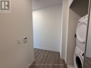 8 Interchange Wy in Vaughan, ON - Building Photo - Building Photo