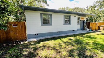 1616 Hope St in Intercession City, FL - Building Photo