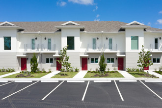 Aviara Lake Worth in Lake Worth, FL - Building Photo - Building Photo