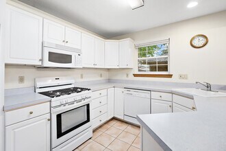 1008 Middletown Rd in Pittsburgh, PA - Foto de edificio - Building Photo