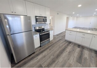 2101 Fountain View Dr in Houston, TX - Building Photo - Building Photo