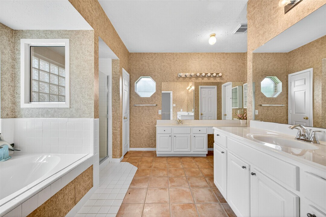 11931 McKinney Falls Ln in Sugar Land, TX - Foto de edificio