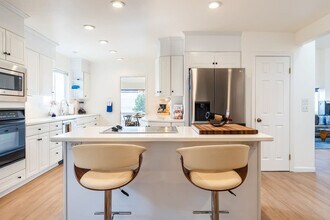 711 Cornish Dr in San Diego, CA - Building Photo - Building Photo