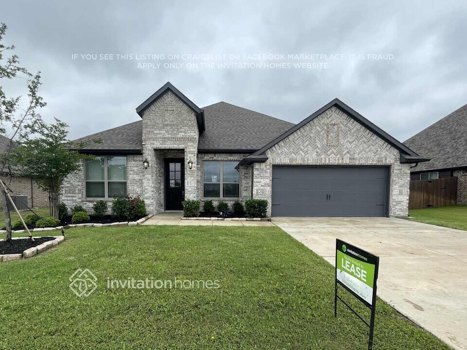 254 Hedgewood Dr in Waxahachie, TX - Building Photo