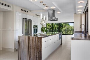 700 Coral Wy in Coral Gables, FL - Building Photo