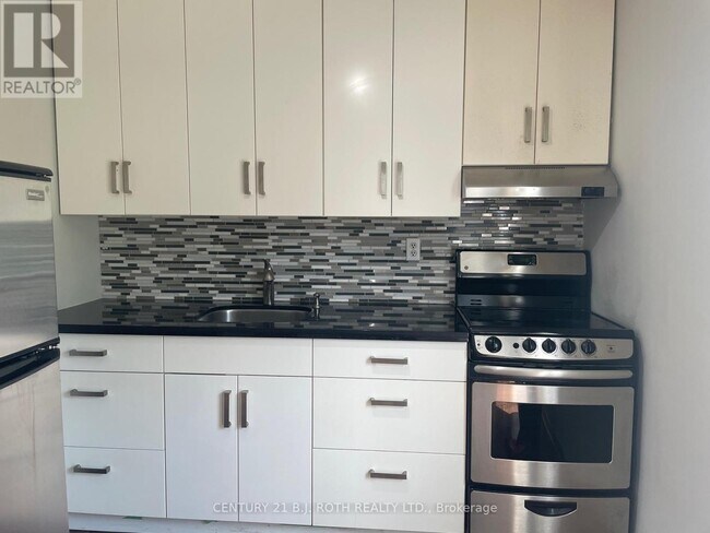 946 Ossington Ave in Toronto, ON - Building Photo - Building Photo
