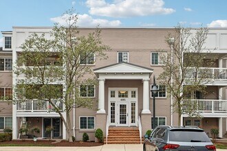 4091 S Four Mile Run Dr, Unit 401 in Arlington, VA - Foto de edificio - Building Photo