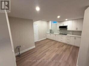 3367 Post Rd in Oakville, ON - Building Photo - Building Photo