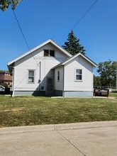 2213 N Roosevelt Ave in Burlington, IA - Building Photo - Building Photo
