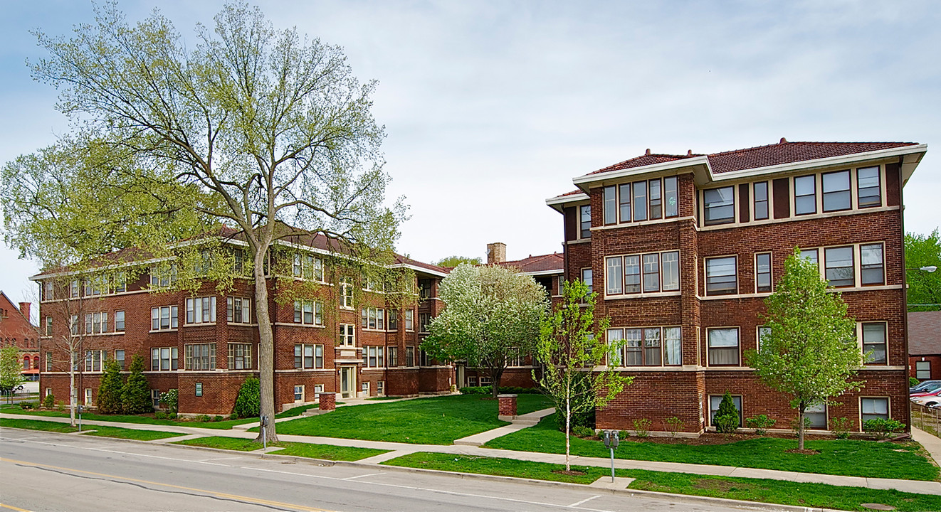 126-132 N. Elmwood Ave. and 418-426 Lake St. in Oak Park, IL - Building Photo