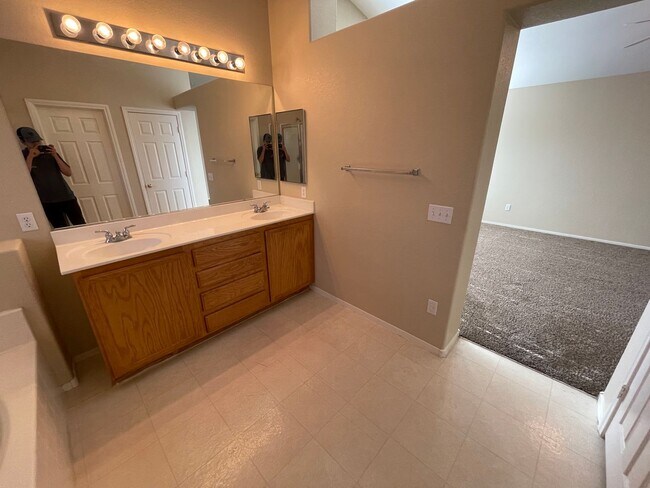 8141 Marshall Canyon Dr in Las Vegas, NV - Building Photo - Building Photo