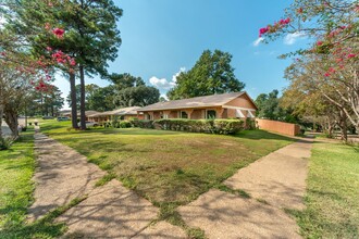 3902 Oakcrest St in Shreveport, LA - Building Photo - Building Photo